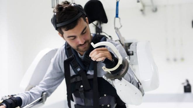 Cet exosquelette commandé par la pensée permet aux tétraplégiques de marcher #3