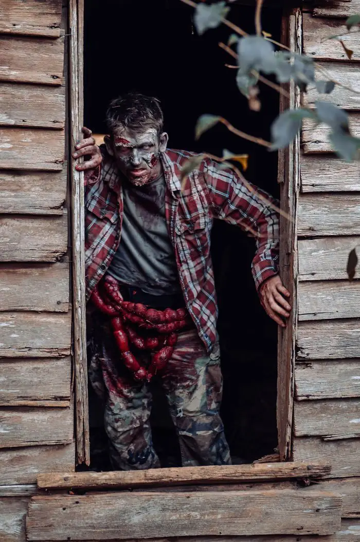 Une maman transforme son bébé et son mari en zombies pour un shooting photo ultra gore #16