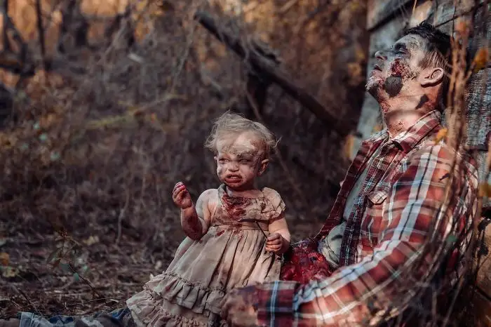 Une maman transforme son bébé et son mari en zombies pour un shooting photo ultra gore #15
