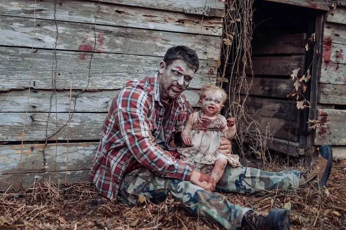 Une maman transforme son bébé et son mari en zombies pour un shooting photo ultra gore #14