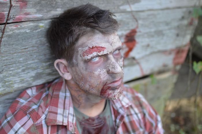 Une maman transforme son bébé et son mari en zombies pour un shooting photo ultra gore #13