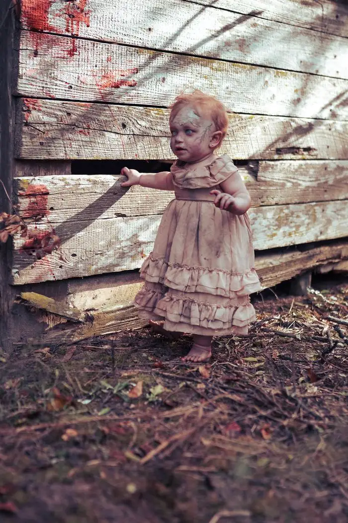 Une maman transforme son bébé et son mari en zombies pour un shooting photo ultra gore #11