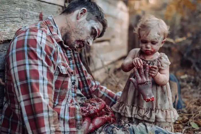 Une maman transforme son bébé et son mari en zombies pour un shooting photo ultra gore #10