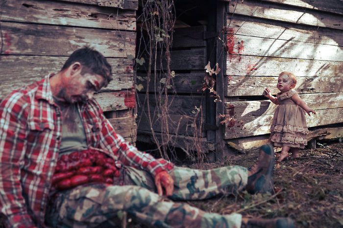 Une maman transforme son bébé et son mari en zombies pour un shooting photo ultra gore #8