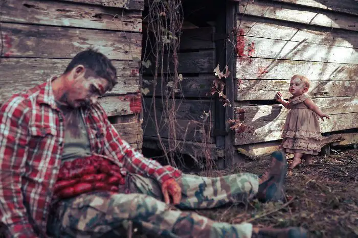 Une maman transforme son bébé et son mari en zombies pour un shooting photo ultra gore #8