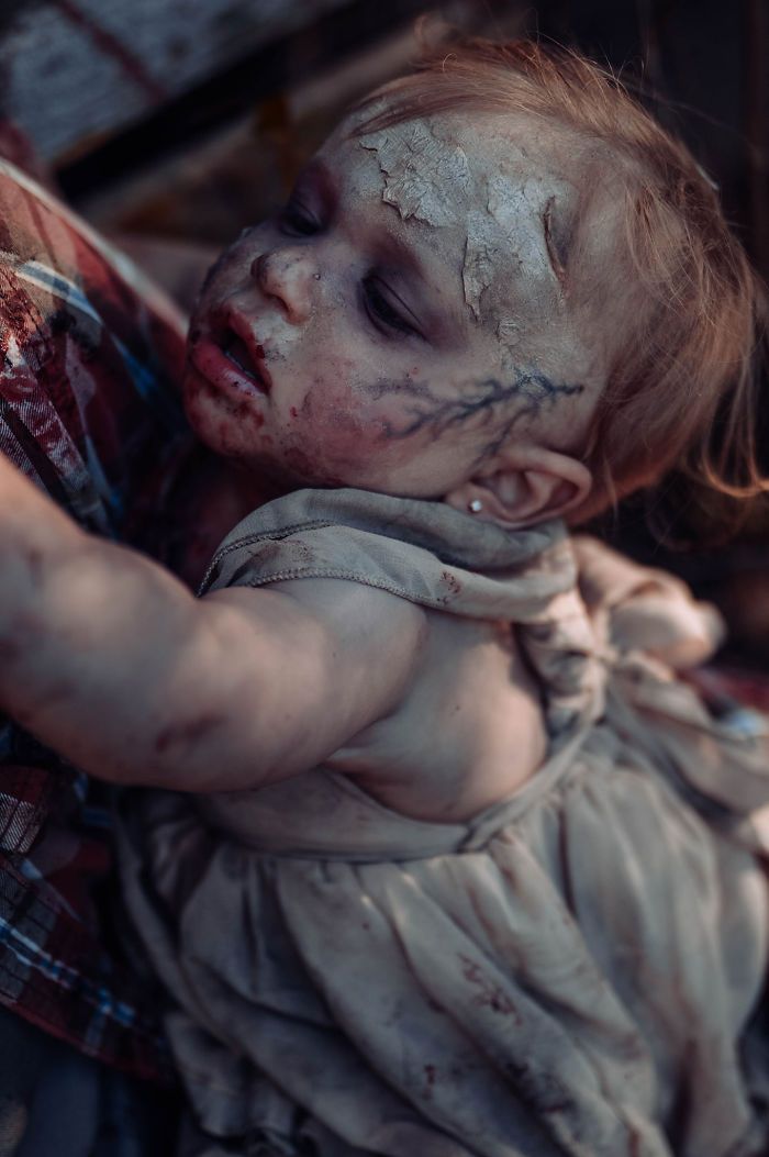 Une maman transforme son bébé et son mari en zombies pour un shooting photo ultra gore #6