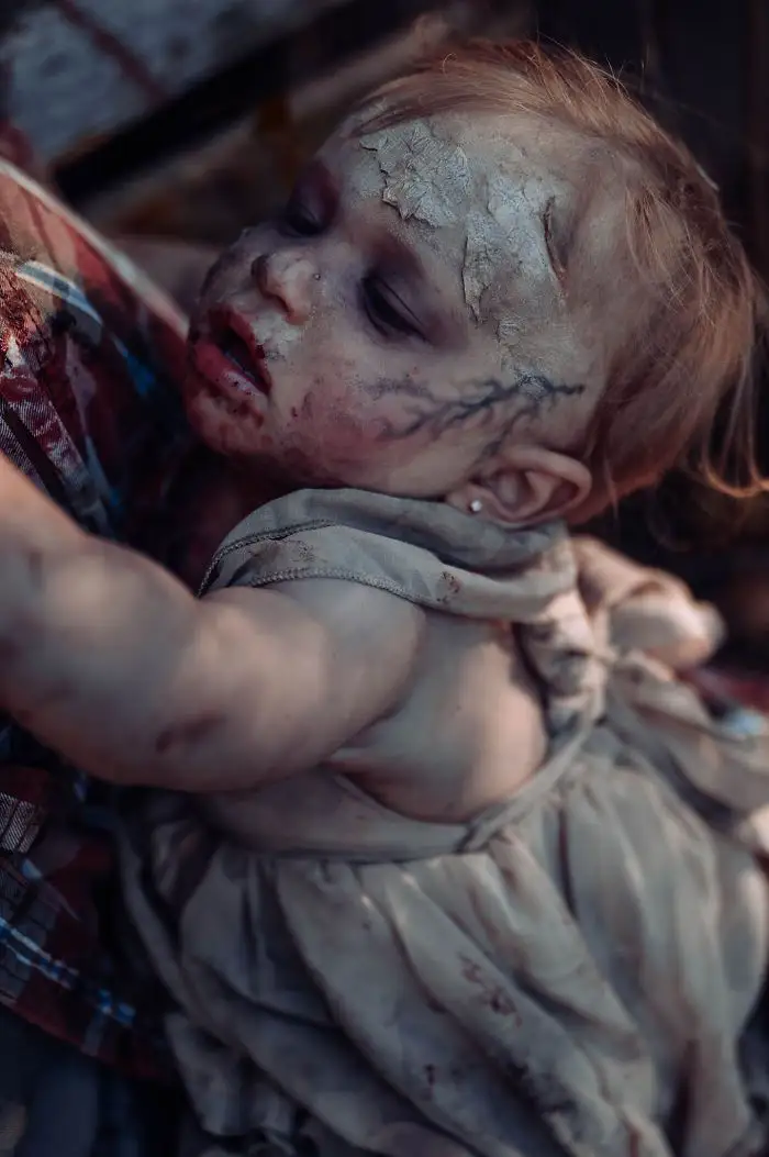 Une maman transforme son bébé et son mari en zombies pour un shooting photo ultra gore #6
