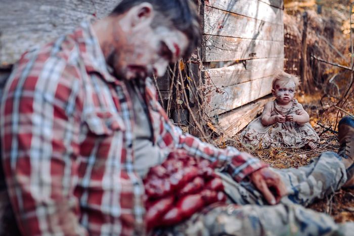Une maman transforme son bébé et son mari en zombies pour un shooting photo ultra gore #5