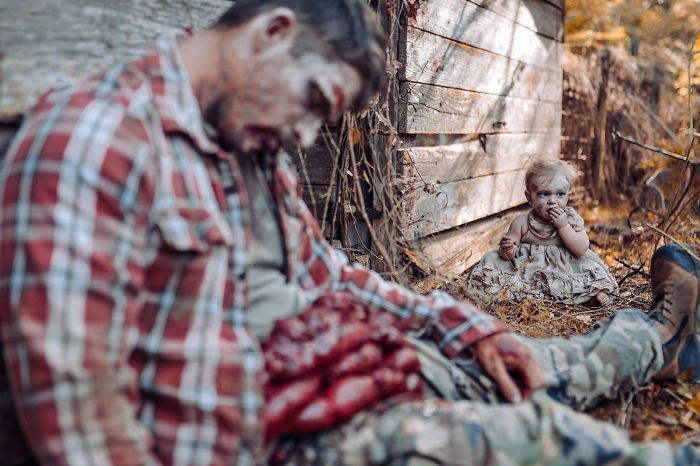Une maman transforme son bébé et son mari en zombies pour un shooting photo ultra gore #4