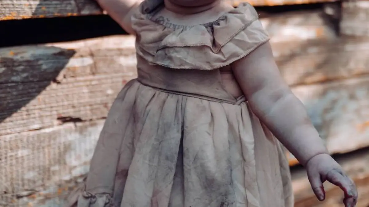 Une maman transforme son bébé et son mari en zombies pour un shooting photo ultra gore