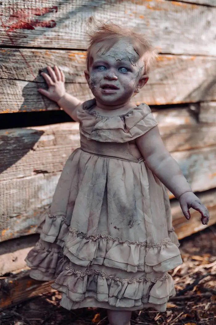 Une maman transforme son bébé et son mari en zombies pour un shooting photo ultra gore