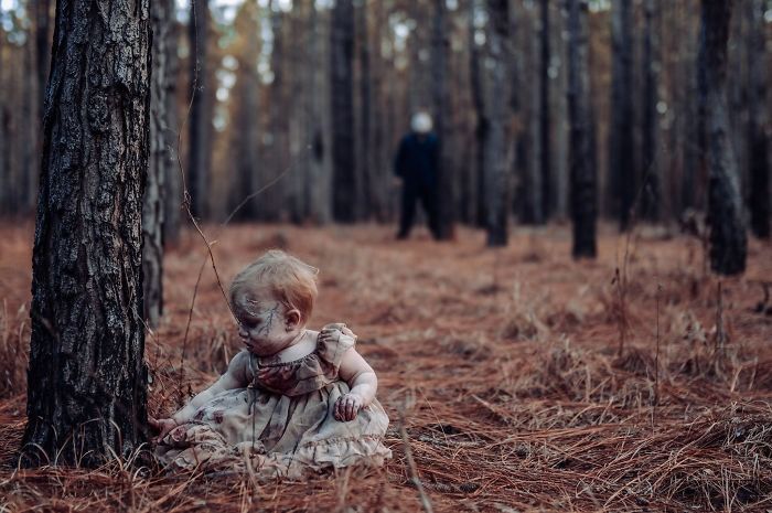 Une maman transforme son bébé et son mari en zombies pour un shooting photo ultra gore #20