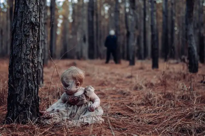 Une maman transforme son bébé et son mari en zombies pour un shooting photo ultra gore #20