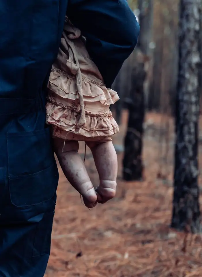 Une maman transforme son bébé et son mari en zombies pour un shooting photo ultra gore #25