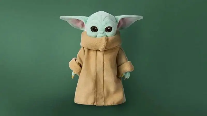 La première peluche officielle de Baby Yoda dévoilée par Disney