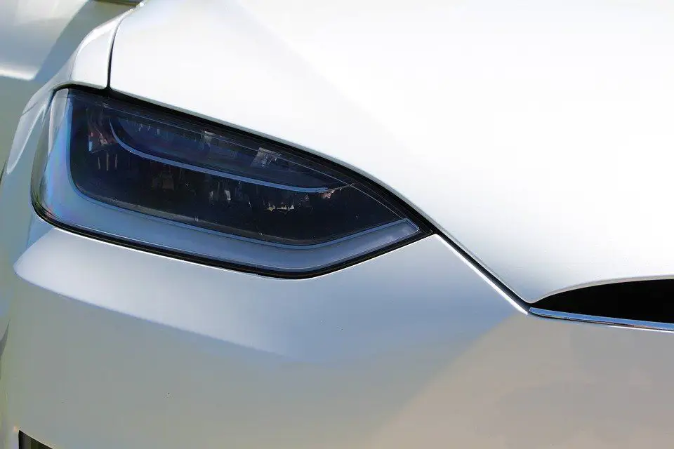 Tesla : deux adolescentes percutent une voiture de police et accusent le pilotage automatique