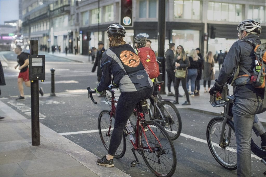 Ford lance une veste emoji pour que les cyclistes communiquent « mieux » avec les conducteurs