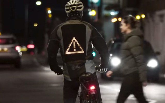 Ford lance une veste emoji pour que les cyclistes communiquent « mieux » avec les conducteurs #3