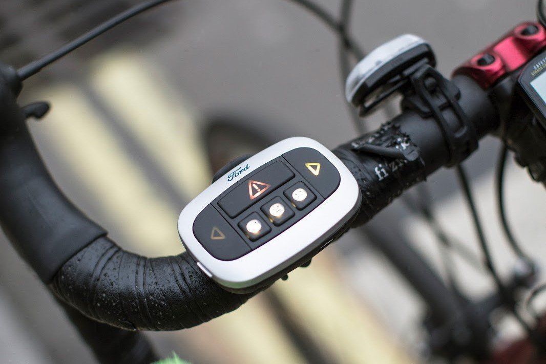 Ford lance une veste emoji pour que les cyclistes communiquent « mieux » avec les conducteurs #2