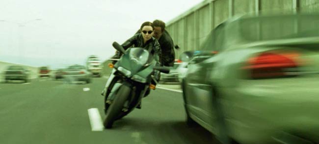 Matrix 4 : Neo et Trinity aperçus faisant de la moto et sautant d’immeubles en immeubles