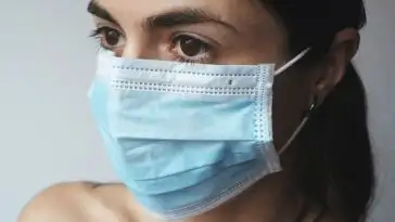 Coronavirus : ce masque devient phosphorescent au contact du virus