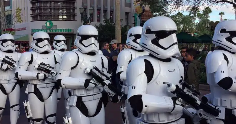 Des Stormtroopers font respecter la distanciation sociale à Disney World