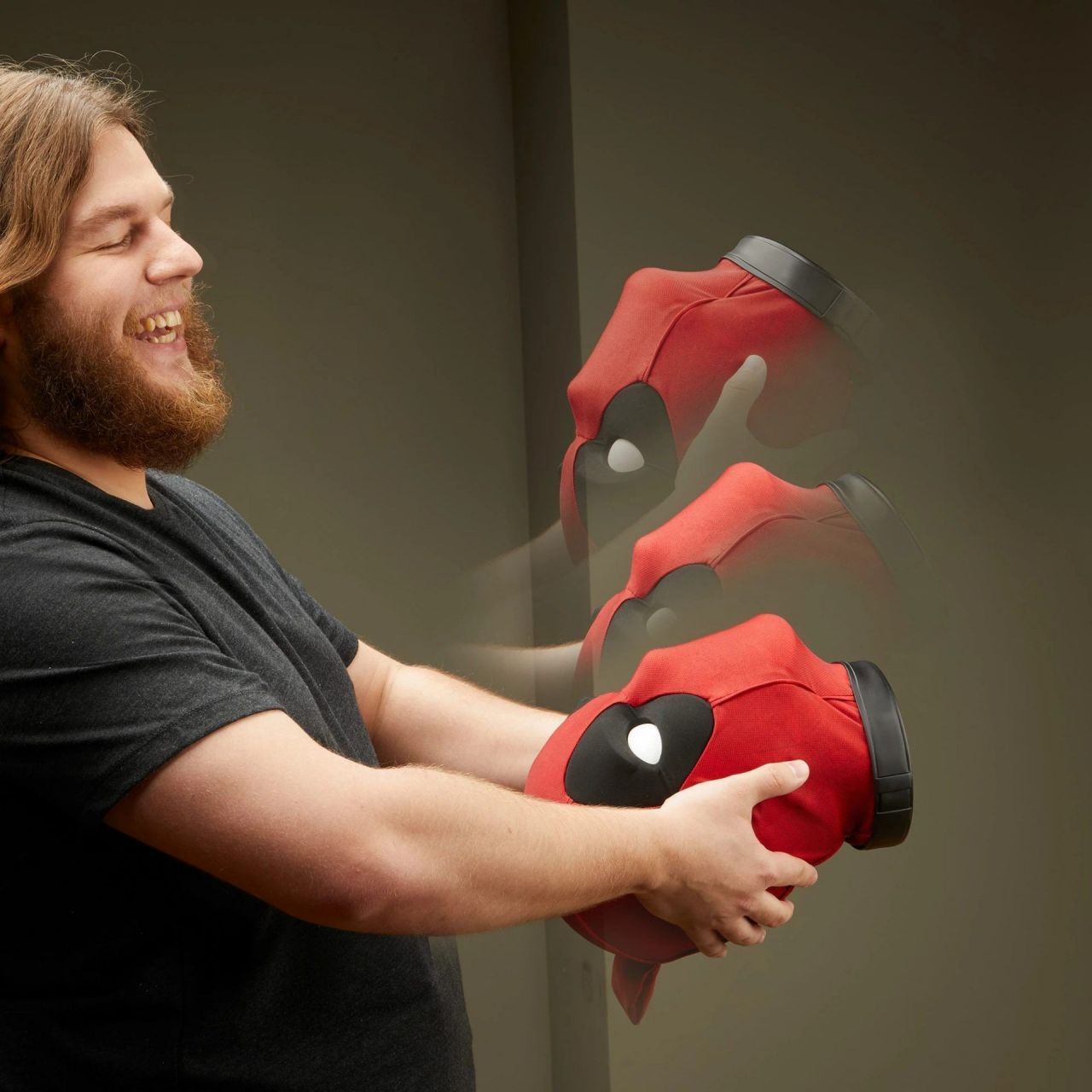 Hasbro : effrayez vos amis avec cette tête de Deadpool animée contrôlable via une application #3
