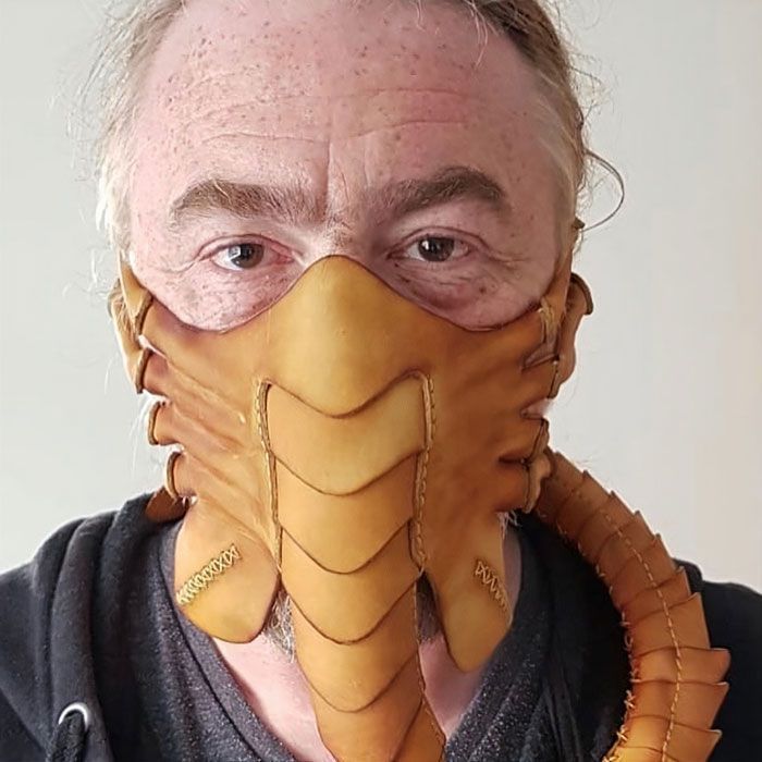 Il se fabrique un masque facehugger pour faire respecter la distanciation physique