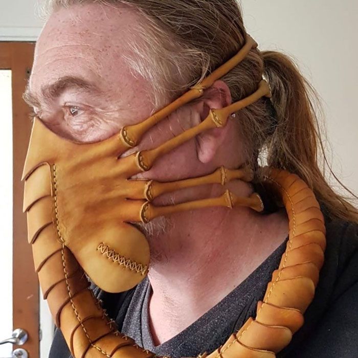Il se fabrique un masque facehugger pour faire respecter la distanciation physique #2