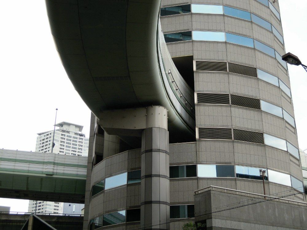 Gate Tower Building : cet immeuble est traversé par une autoroute #2