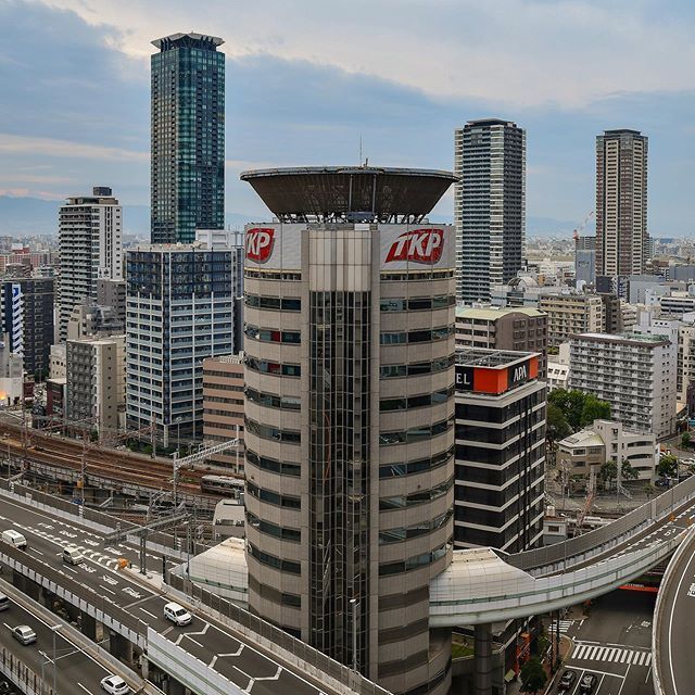Gate Tower Building : cet immeuble est traversé par une autoroute #3