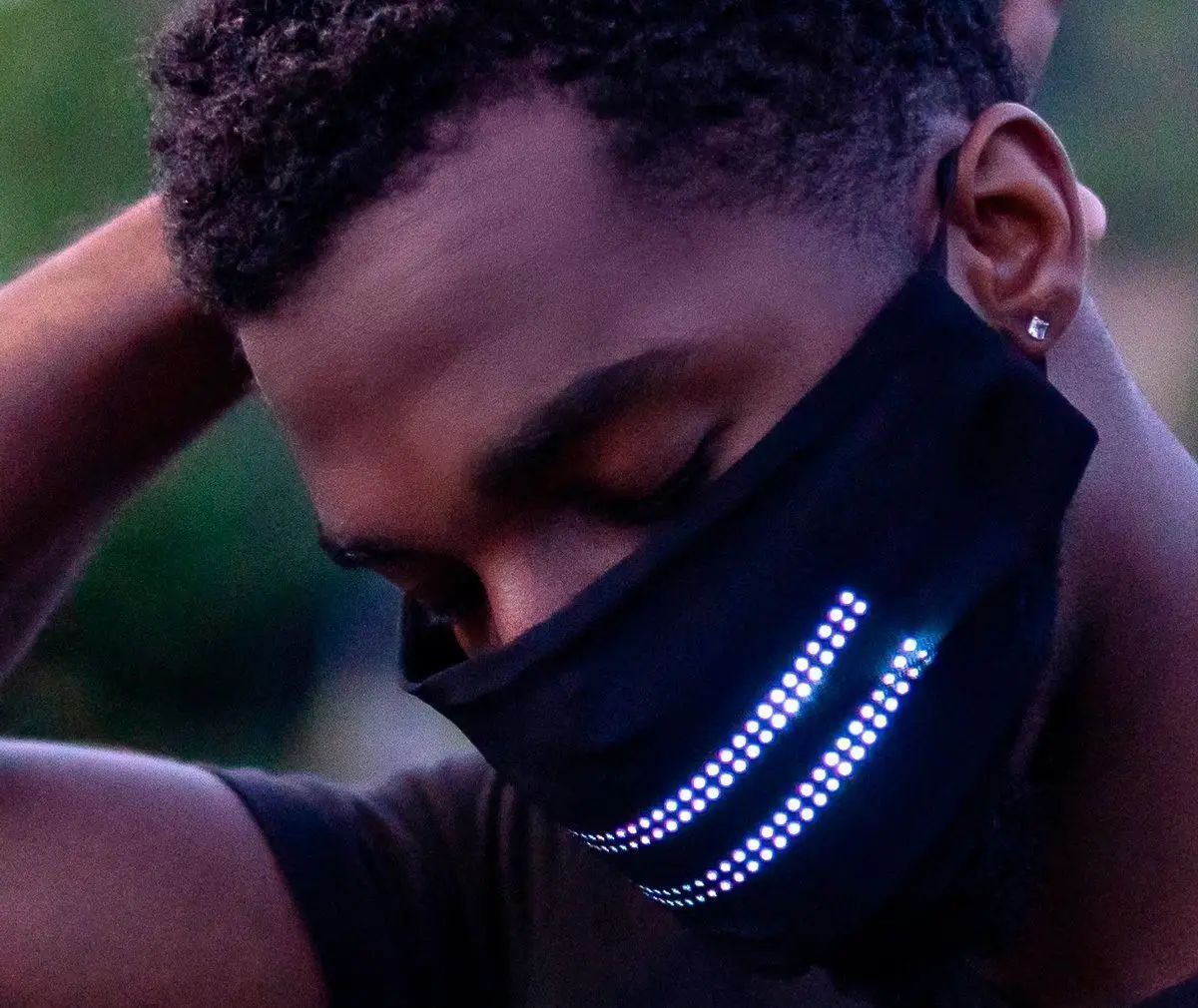 Coronavirus : ce masque LED permet d’afficher un message animé