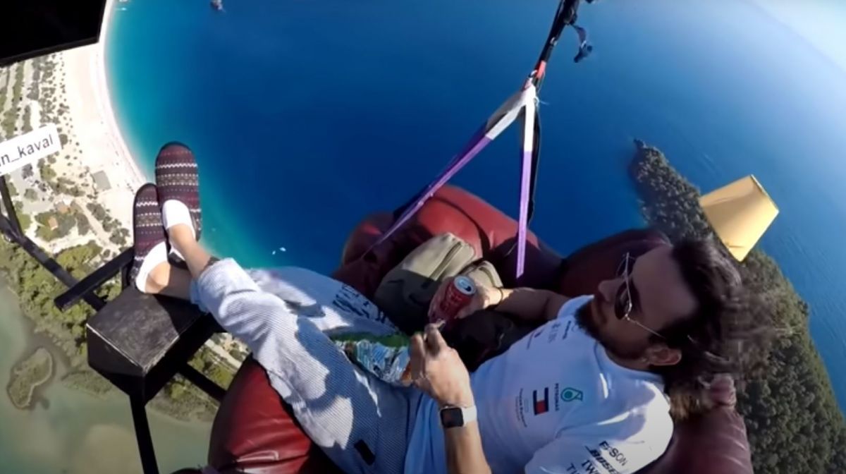 Il fait du parapente dans son canapé en regardant la télé #3