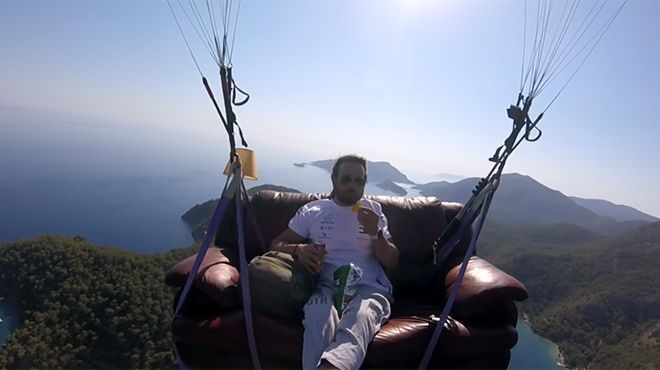 Il fait du parapente dans son canapé en regardant la télé #4