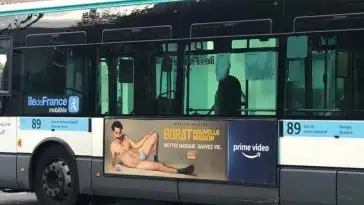 Un chauffeur RATP vandalise l’affiche de Borat 2 pour « blasphème » et parvient à la faire retirer de tous les bus