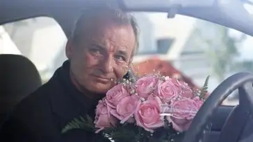 Plutôt que de jeter ses fleurs invendues, elle fleurit les voitures des médecins et des infirmières