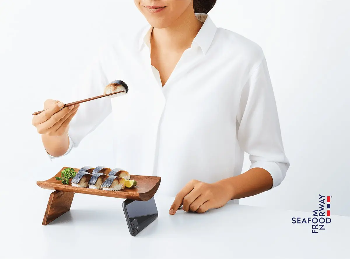 Ce plateau de Sushis vous empêche de tripoter votre smartphone à table