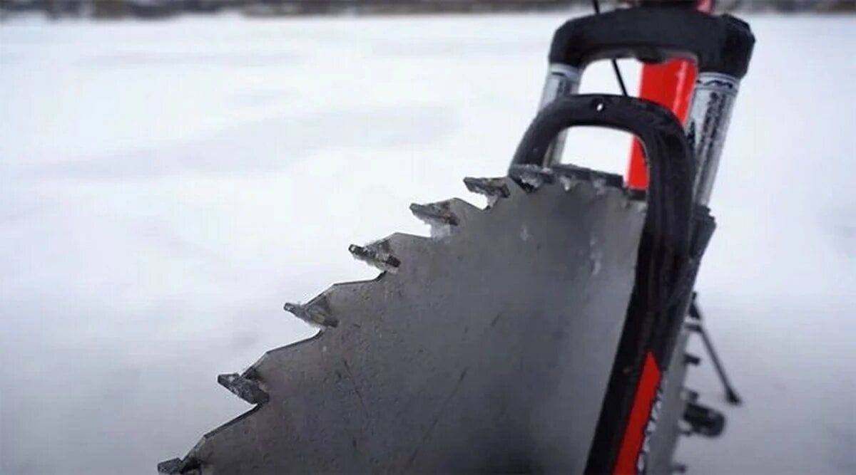 Il fixe des scies circulaires sur son vélo pour rouler sur un lac gelé