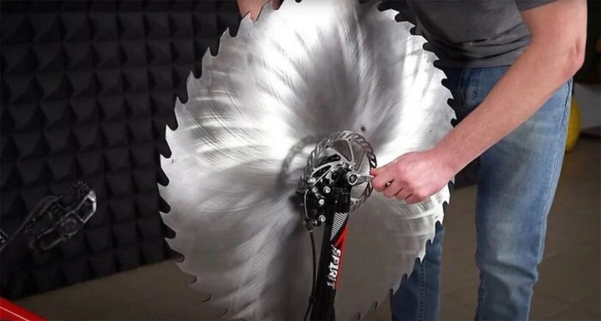 Il fixe des scies circulaires sur son vélo pour rouler sur un lac gelé #2