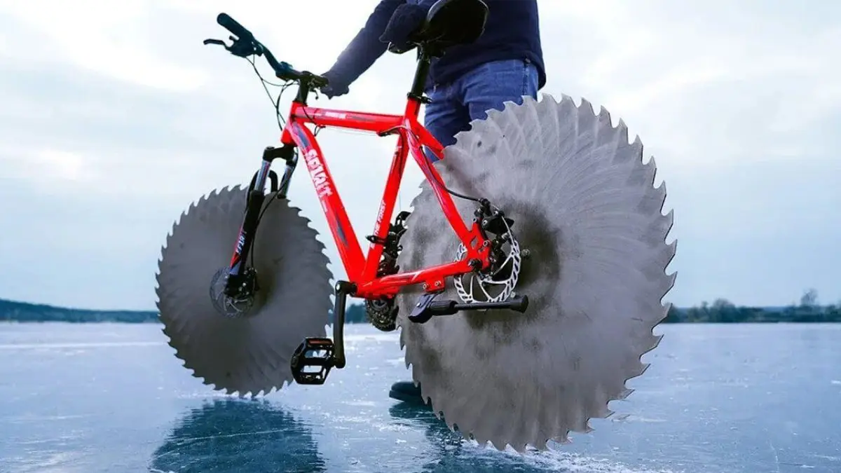 Il fixe des scies circulaires sur son vélo pour rouler sur un lac gelé