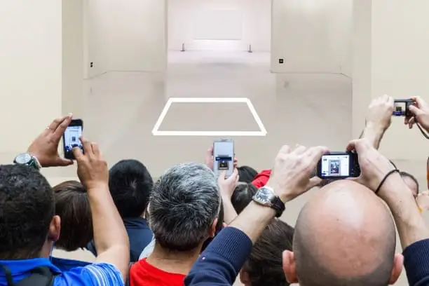 Un artiste vend une œuvre invisible 15000€ #2