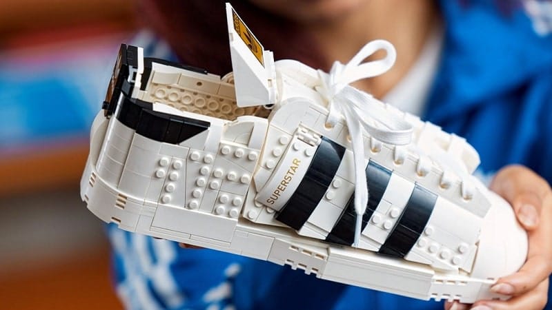 LEGO et Adidas s’associent pour sortir un set sneaker Superstar de 700 briques #2