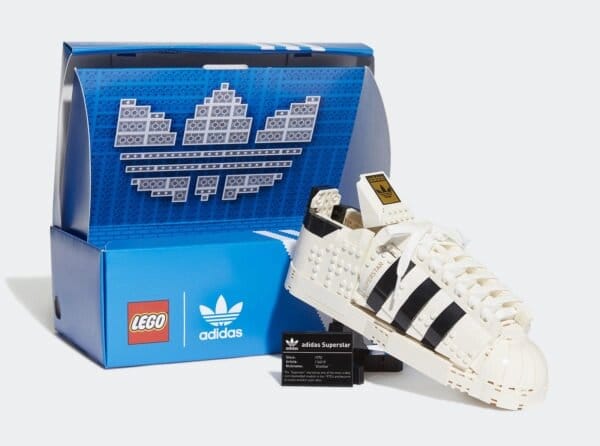 LEGO et Adidas s’associent pour sortir un set sneaker Superstar de 700 briques