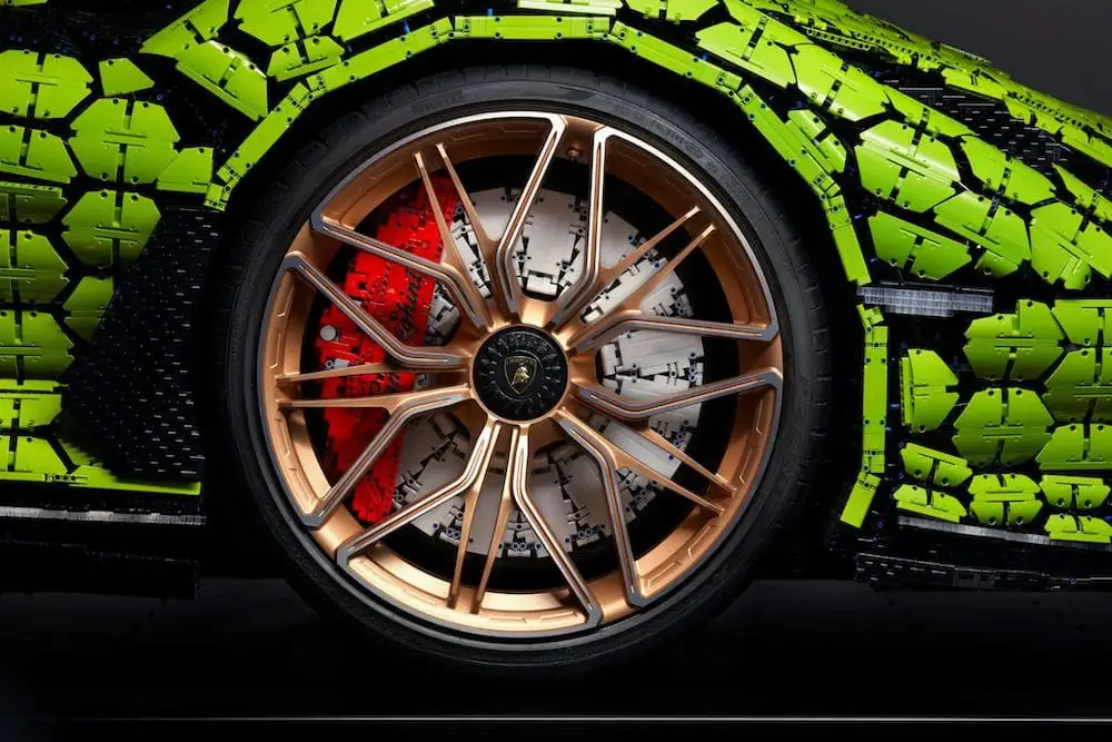 LEGO assemble une Lamborghini grandeur nature avec 400.000 briques