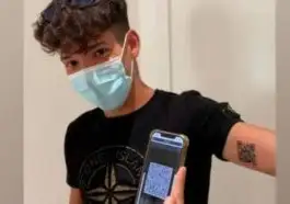 Un étudiant se fait tatouer son pass sanitaire sur le bras