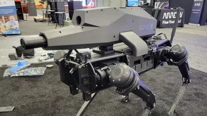 Ce chien-robot équipé d’une arme dans le dos laisse présager le pire…