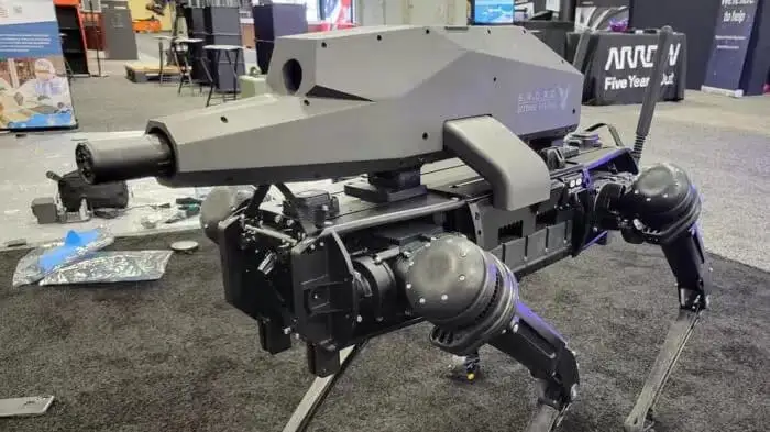 Ce chien-robot équipé d’une arme dans le dos laisse présager le pire…