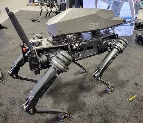 Ce chien-robot équipé d’une arme dans le dos laisse présager le pire… #3