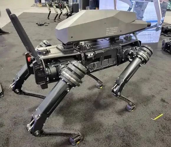 Ce chien-robot équipé d’une arme dans le dos laisse présager le pire… #3