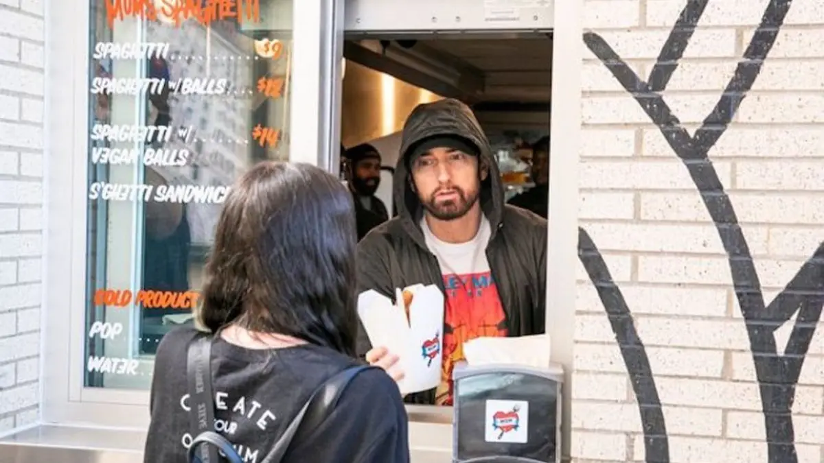 Eminem ouvre un restaurant et sert lui-même au drive